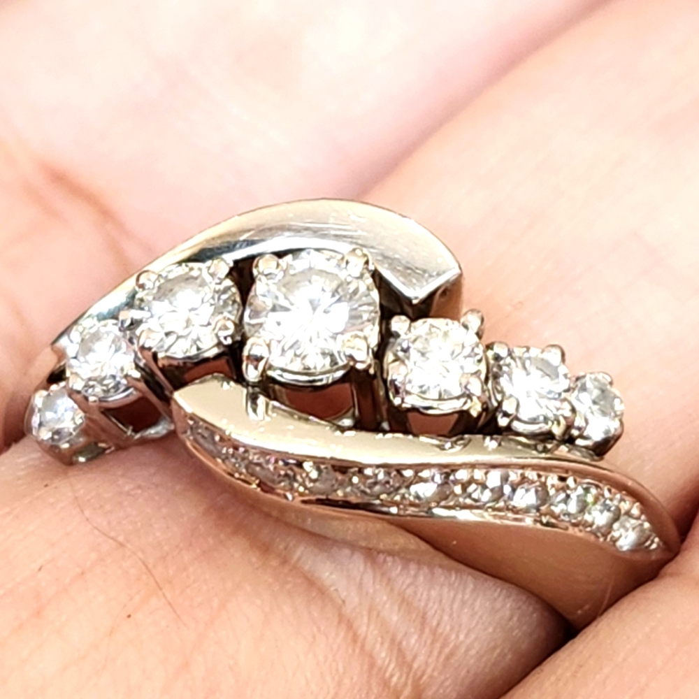 Beautiful Diamond ring In 14k Gold.